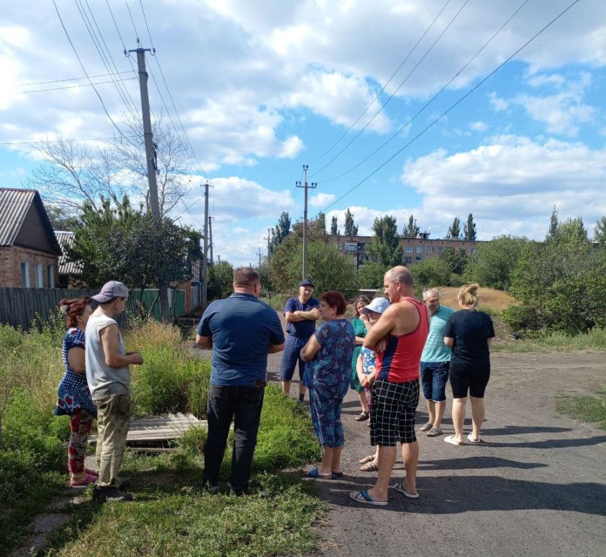Встреча с населением. Сегодня, 12 августа, во исполнение поручения Главы Донецкой Народной Республики Дениса Пушилина депутат Торезского городского совета Василий Лавришин провел встречу с населением по ул. Сухумская, д. 9... Встреча с населением. Сегодня, 12 августа, во исполнение поручения Главы Донецкой Народной Республики Дениса Пушилина депутат Торезского городского совета Василий Лавришин провел встречу с населением по ул. Сухумская, д. 9...