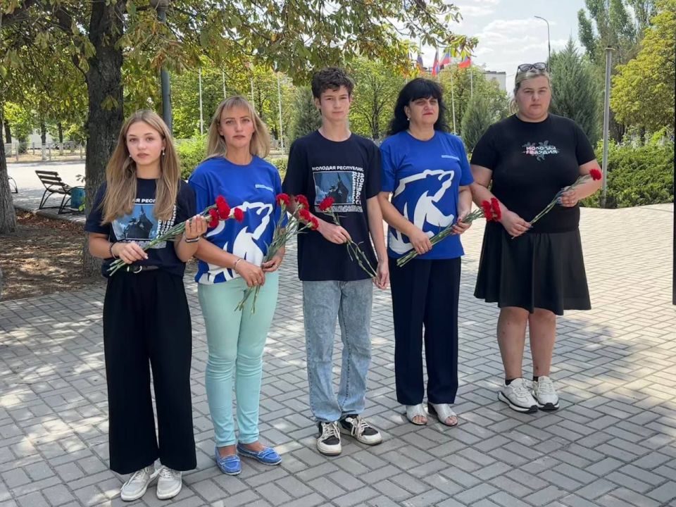 По случаю Дня гибели Симоса Панагиотидиса, в рамках проекта «Историческая память» в Мангуше состоялось возложение цветов к бюсту героя, установленному в центре поселка По случаю Дня гибели Симоса Панагиотидиса, в рамках проекта «Историческая память» в Мангуше состоялось возложение цветов к бюсту героя, установленному в центре поселка