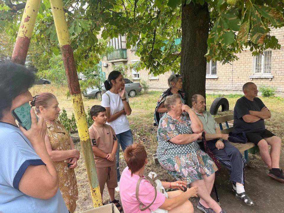 Первый заместитель главы Администрации городского округа Харцызск Александр Гутров в городе Харцызск вчера, 11 августа, провёл сход граждан по адресу: бул Первый заместитель главы Администрации городского округа Харцызск Александр Гутров в городе Харцызск вчера, 11 августа, провёл сход граждан по адресу: бул