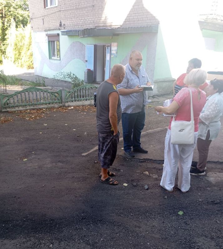 Во исполнение поручения Главы Донецкой Народной Республики Дениса Владимировича Пушилина о ведении постоянного диалога с жителями республики, депутат Дебальцевского городского совета Роман Кукса 12 августа провел проверку... Во исполнение поручения Главы Донецкой Народной Республики Дениса Владимировича Пушилина о ведении постоянного диалога с жителями республики, депутат Дебальцевского городского совета Роман Кукса 12 августа провел проверку...