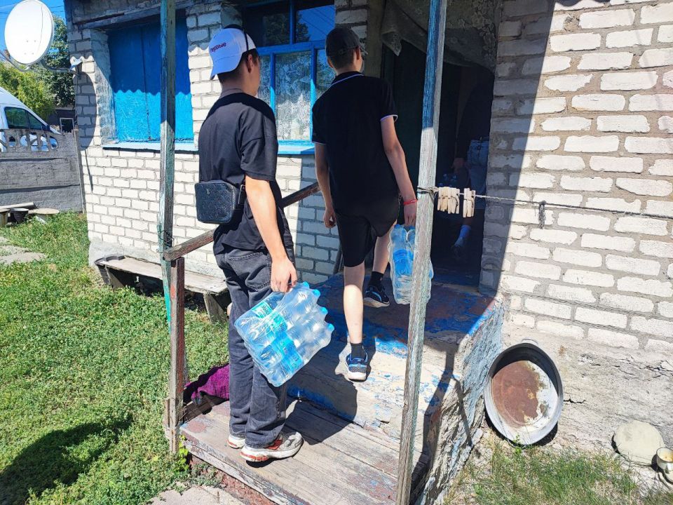 Сергей Желновач: Сегодня сотрудники ГБУСО "Центра социального обслуживания населения города Дебальцево" совместно активистами "Движение Первых", при поддержке администрации городского округа доставили питьевую воду самым ... Сергей Желновач: Сегодня сотрудники ГБУСО "Центра социального обслуживания населения города Дебальцево" совместно активистами "Движение Первых", при поддержке администрации городского округа доставили питьевую воду самым ...