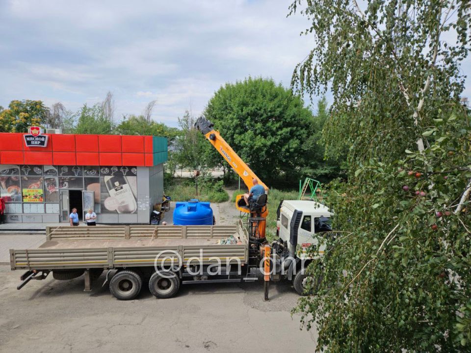 Резервуары с водой продолжают устанавливать в ДНР повсеместно Резервуары с водой продолжают устанавливать в ДНР повсеместно