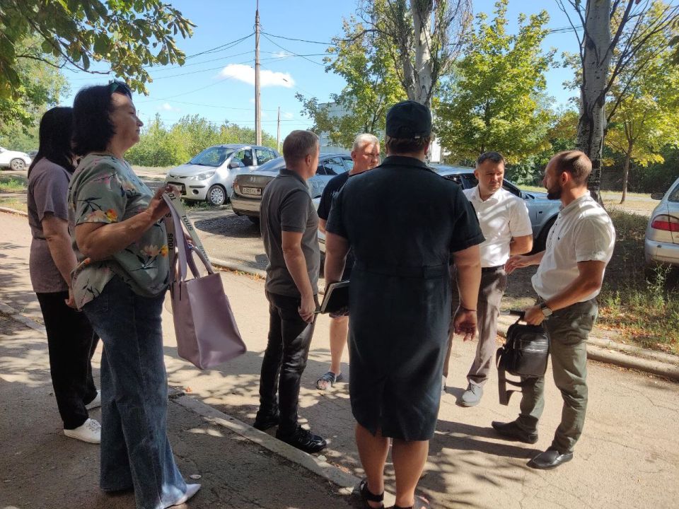 По поручению Главы ДНР Дениса Пушилина 12.08.2025 по адресу: г. Донецк, ул.Куйбышева,43 состоялась встреча с жителями первого заместителя руководителя Управы Ленинского внутригородского района администрации городского округа... По поручению Главы ДНР Дениса Пушилина 12.08.2025 по адресу: г. Донецк, ул.Куйбышева,43 состоялась встреча с жителями первого заместителя руководителя Управы Ленинского внутригородского района администрации городского округа...