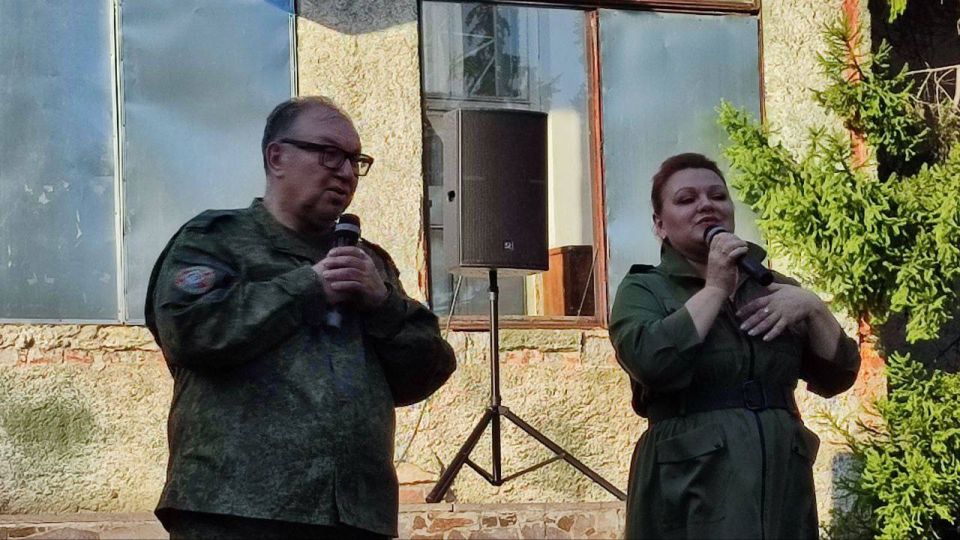 В рамках проекта «Культура малой Родины» талантливый семейный дуэт Суховых Петра и Марины посетил населённые пункты Мангушского муниципального округа: село Камышеватое и село Азовское В рамках проекта «Культура малой Родины» талантливый семейный дуэт Суховых Петра и Марины посетил населённые пункты Мангушского муниципального округа: село Камышеватое и село Азовское