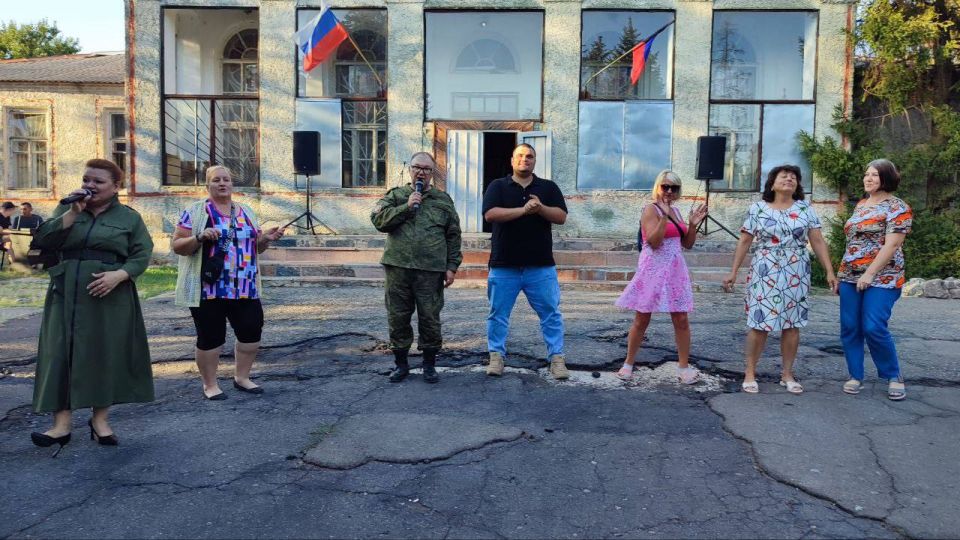 В рамках проекта «Культура малой Родины» талантливый семейный дуэт Суховых Петра и Марины посетил населённые пункты Мангушского муниципального округа: село Камышеватое и село Азовское В рамках проекта «Культура малой Родины» талантливый семейный дуэт Суховых Петра и Марины посетил населённые пункты Мангушского муниципального округа: село Камышеватое и село Азовское