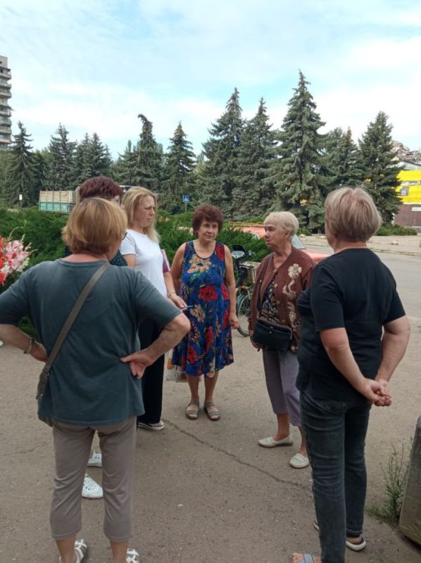 Во исполнение поручения Главы Донецкой Народной Республики Дениса Владимировича Пушилина о ведении постоянного диалога с жителями республики, заведующий Светлодарским территориальным сектором администрации городского... Во исполнение поручения Главы Донецкой Народной Республики Дениса Владимировича Пушилина о ведении постоянного диалога с жителями республики, заведующий Светлодарским территориальным сектором администрации городского...