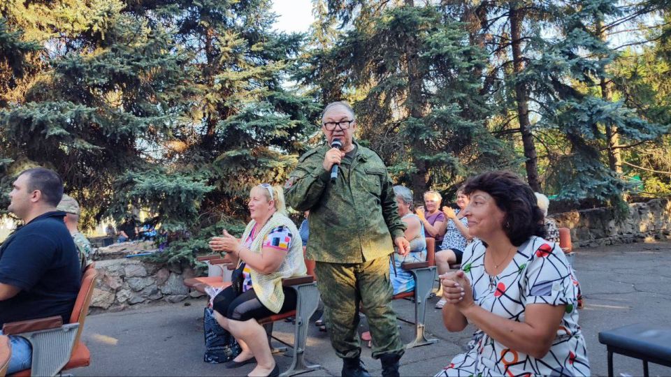 В рамках проекта «Культура малой Родины» талантливый семейный дуэт Суховых Петра и Марины посетил населённые пункты Мангушского муниципального округа: село Камышеватое и село Азовское В рамках проекта «Культура малой Родины» талантливый семейный дуэт Суховых Петра и Марины посетил населённые пункты Мангушского муниципального округа: село Камышеватое и село Азовское