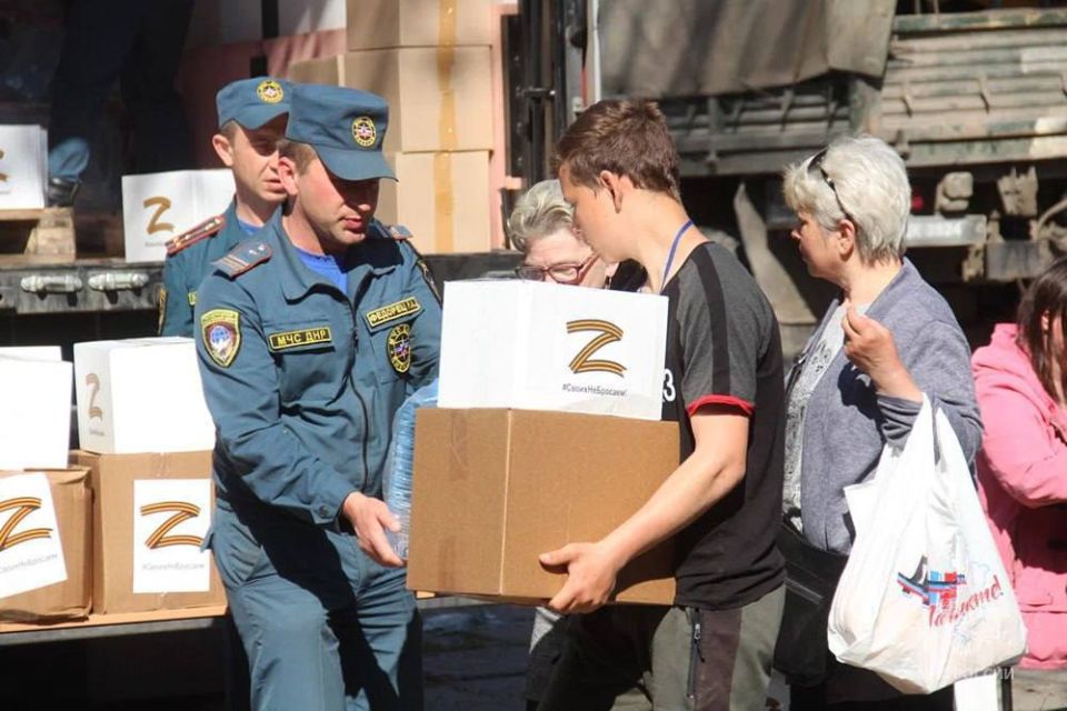 Дорога жизни. 12 августа 2014 года - день, когда из Российской Федерации на Донбасс отправился первый гуманитарный конвой МЧС России Дорога жизни. 12 августа 2014 года - день, когда из Российской Федерации на Донбасс отправился первый гуманитарный конвой МЧС России