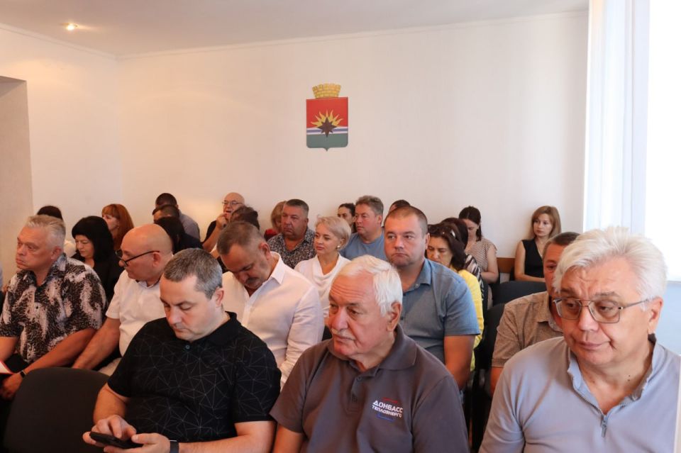 Сегодня, 12 августа, временно исполняющий полномочия Главы городского округа Торез Чесноков А.В. провел расширенное аппаратное совещание с участием руководителей администрации городского округа, Торезского городского... Сегодня, 12 августа, временно исполняющий полномочия Главы городского округа Торез Чесноков А.В. провел расширенное аппаратное совещание с участием руководителей администрации городского округа, Торезского городского...