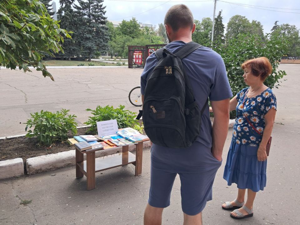 К Международному дню молодежи библиотекарь юношеского абонемента центральной городской библиотеки оформила книжную выставку «Помоги себе. Научи себя. Найди себя», на площадке перед библиотекой К Международному дню молодежи библиотекарь юношеского абонемента центральной городской библиотеки оформила книжную выставку «Помоги себе. Научи себя. Найди себя», на площадке перед библиотекой