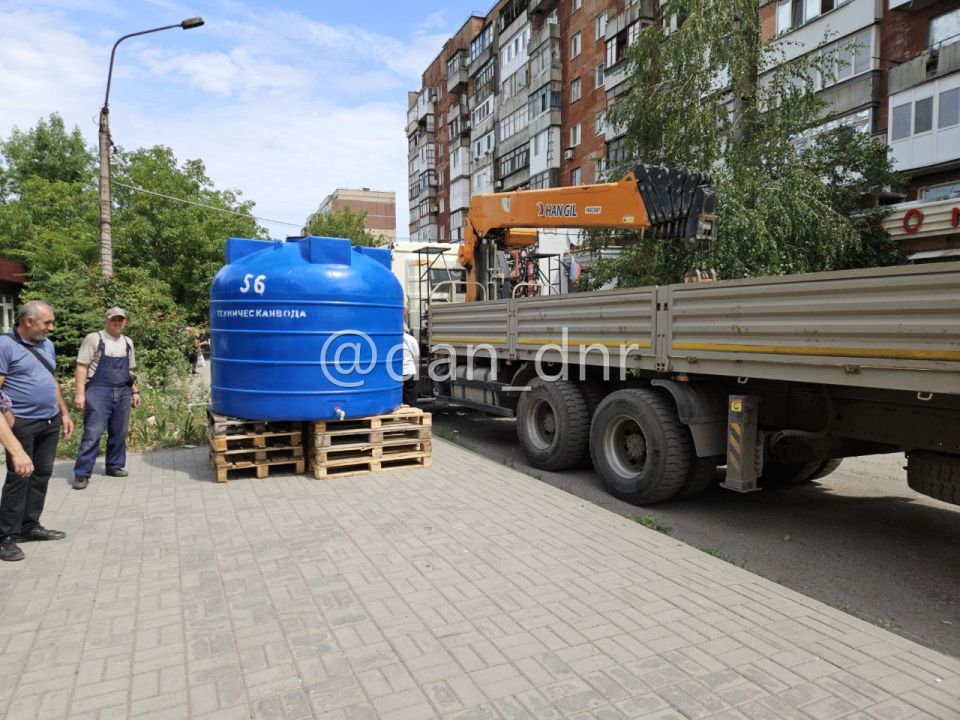 Резервуары с водой продолжают устанавливать в ДНР повсеместно Резервуары с водой продолжают устанавливать в ДНР повсеместно