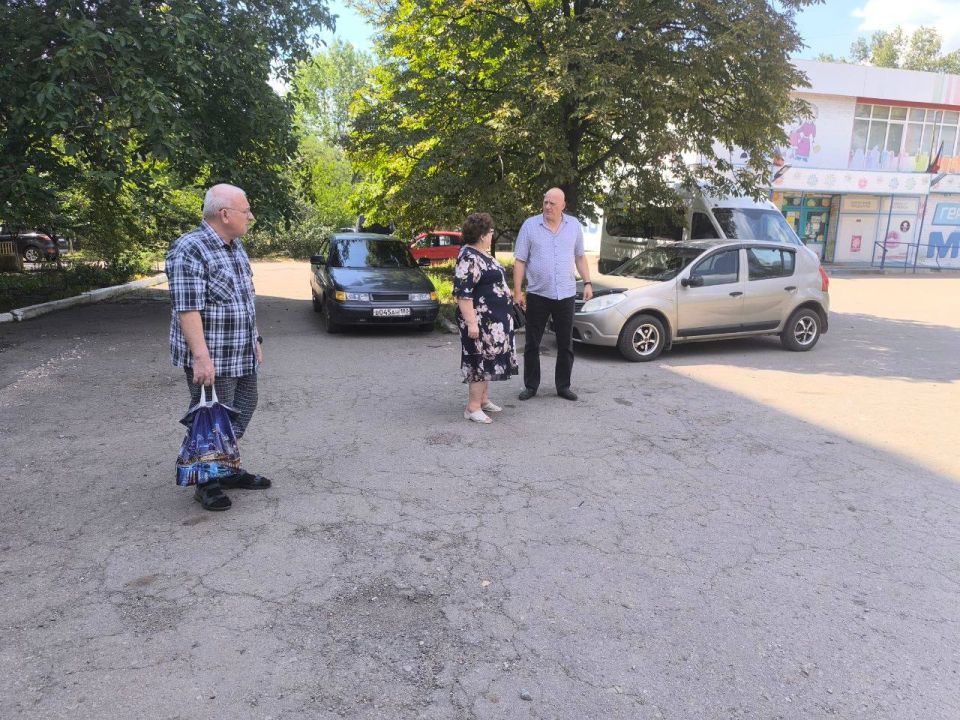 Заместитель председателя #Комитет_по_здравоохранению_охране_материнства_и_детства Александр Сереженко (фракция ЛДПР) по заявке из чат-бота Главы ДНР Дениса Пушилина выехал на место порыва воды в Горловке Заместитель председателя #Комитет_по_здравоохранению_охране_материнства_и_детства Александр Сереженко (фракция ЛДПР) по заявке из чат-бота Главы ДНР Дениса Пушилина выехал на место порыва воды в Горловке