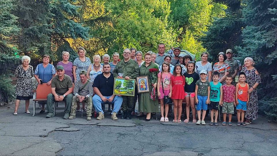 В рамках проекта «Культура малой Родины» талантливый семейный дуэт Суховых Петра и Марины посетил населённые пункты Мангушского муниципального округа: село Камышеватое и село Азовское В рамках проекта «Культура малой Родины» талантливый семейный дуэт Суховых Петра и Марины посетил населённые пункты Мангушского муниципального округа: село Камышеватое и село Азовское