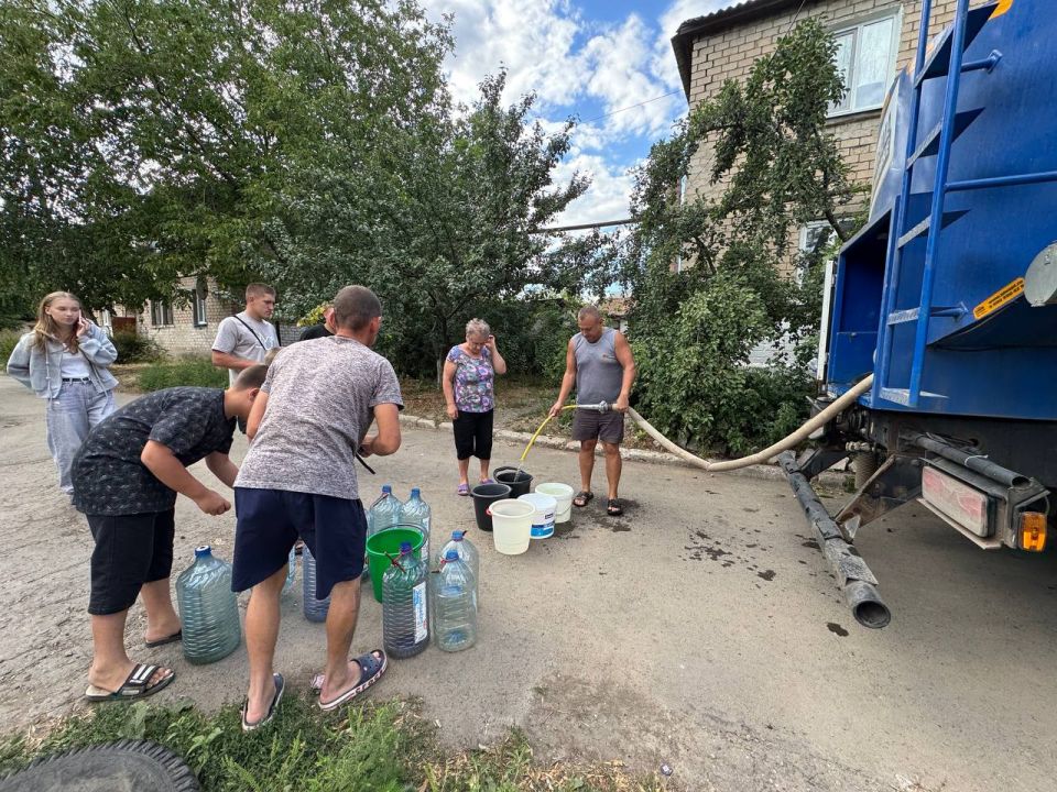 В Ждановке осуществлён подвоз воды В Ждановке осуществлён подвоз воды