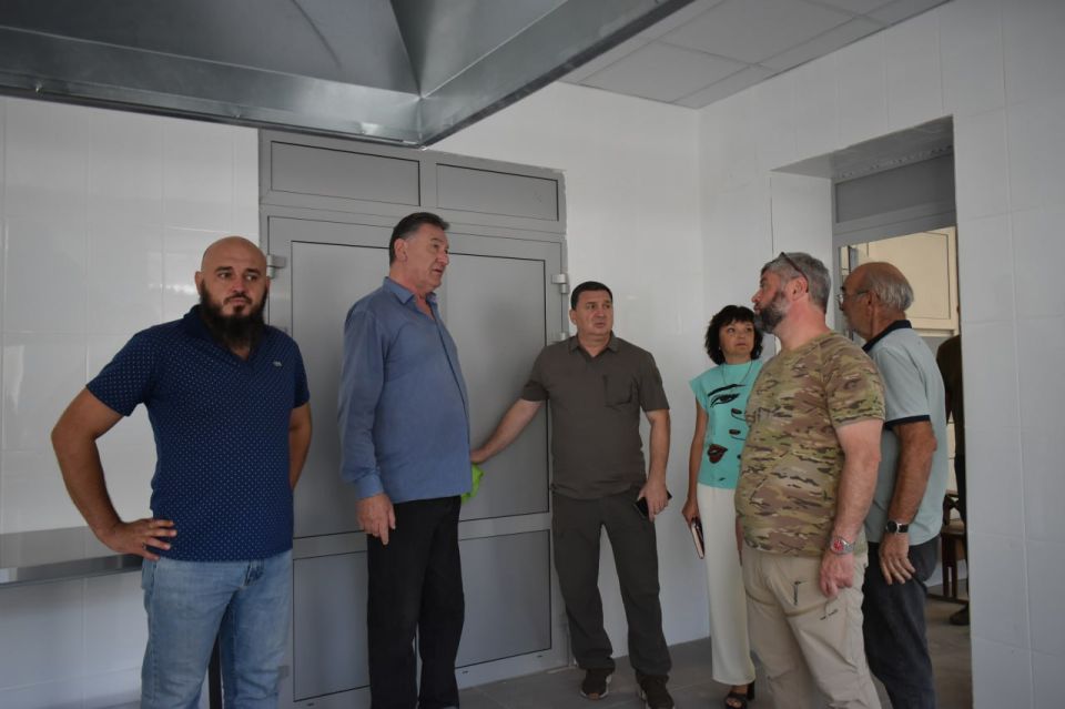 Игорь Лызов: Вместе с руководителем рабочей группы региона-шефа Амурской области Мухамедом Бековым проверил ход ремонтных работ пищеблока школы № 2 Игорь Лызов: Вместе с руководителем рабочей группы региона-шефа Амурской области Мухамедом Бековым проверил ход ремонтных работ пищеблока школы № 2