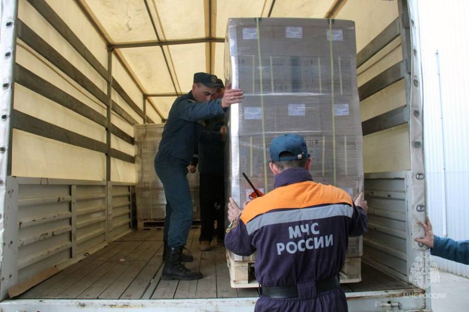 Дорога жизни. 12 августа 2014 года - день, когда из Российской Федерации на Донбасс отправился первый гуманитарный конвой МЧС России Дорога жизни. 12 августа 2014 года - день, когда из Российской Федерации на Донбасс отправился первый гуманитарный конвой МЧС России