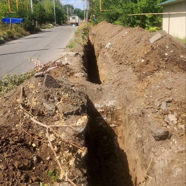 В Кировском меняют аварийные участки трубопроводов В Кировском меняют аварийные участки трубопроводов