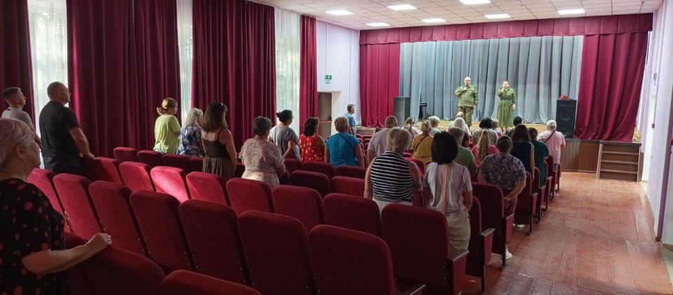 В рамках проекта «Культура малой Родины» талантливый семейный дуэт Суховых Петра и Марины посетил населённые пункты Мангушского муниципального округа: село Камышеватое и село Азовское В рамках проекта «Культура малой Родины» талантливый семейный дуэт Суховых Петра и Марины посетил населённые пункты Мангушского муниципального округа: село Камышеватое и село Азовское