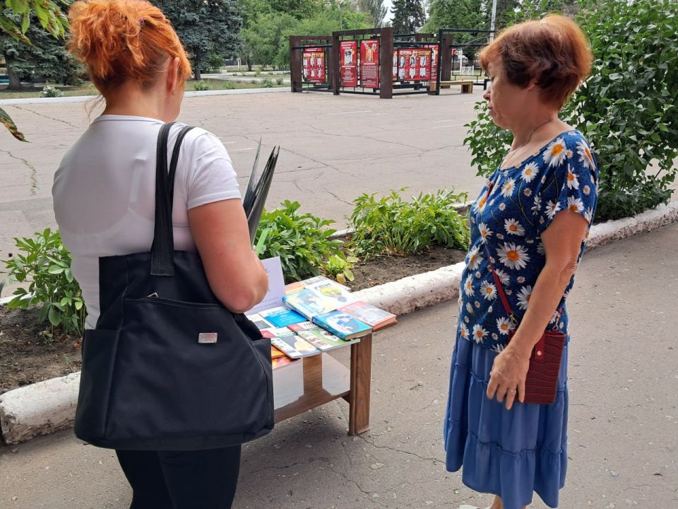 К Международному дню молодежи библиотекарь юношеского абонемента центральной городской библиотеки оформила книжную выставку «Помоги себе. Научи себя. Найди себя», на площадке перед библиотекой К Международному дню молодежи библиотекарь юношеского абонемента центральной городской библиотеки оформила книжную выставку «Помоги себе. Научи себя. Найди себя», на площадке перед библиотекой