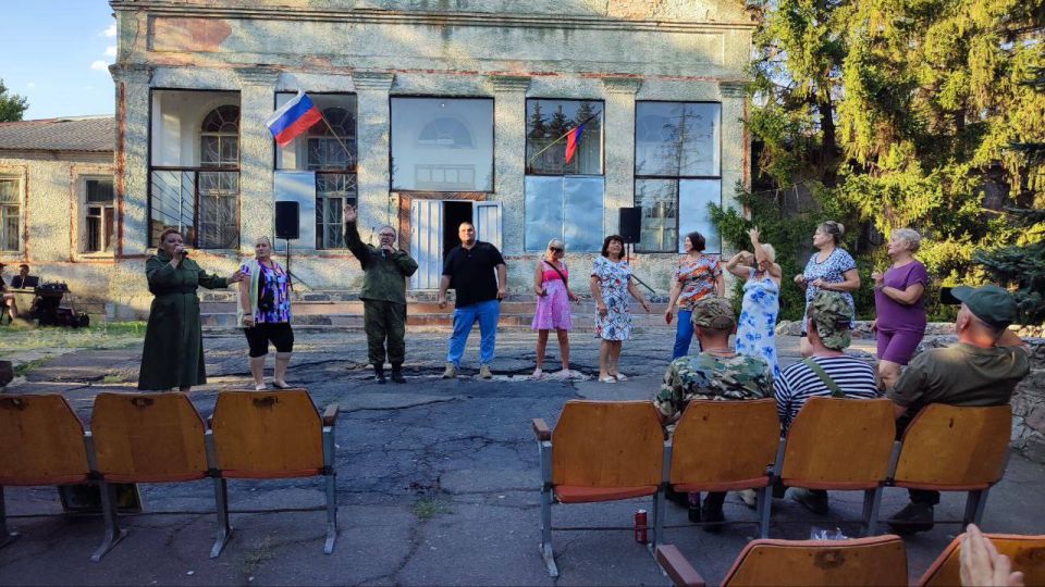 В рамках проекта «Культура малой Родины» талантливый семейный дуэт Суховых Петра и Марины посетил населённые пункты Мангушского муниципального округа: село Камышеватое и село Азовское В рамках проекта «Культура малой Родины» талантливый семейный дуэт Суховых Петра и Марины посетил населённые пункты Мангушского муниципального округа: село Камышеватое и село Азовское