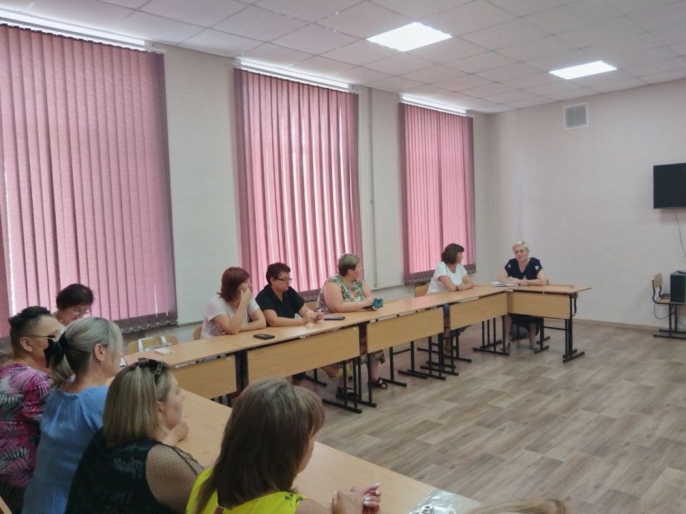 Марина Кашурникова ответила на вопросы работников образования Кировского Марина Кашурникова ответила на вопросы работников образования Кировского