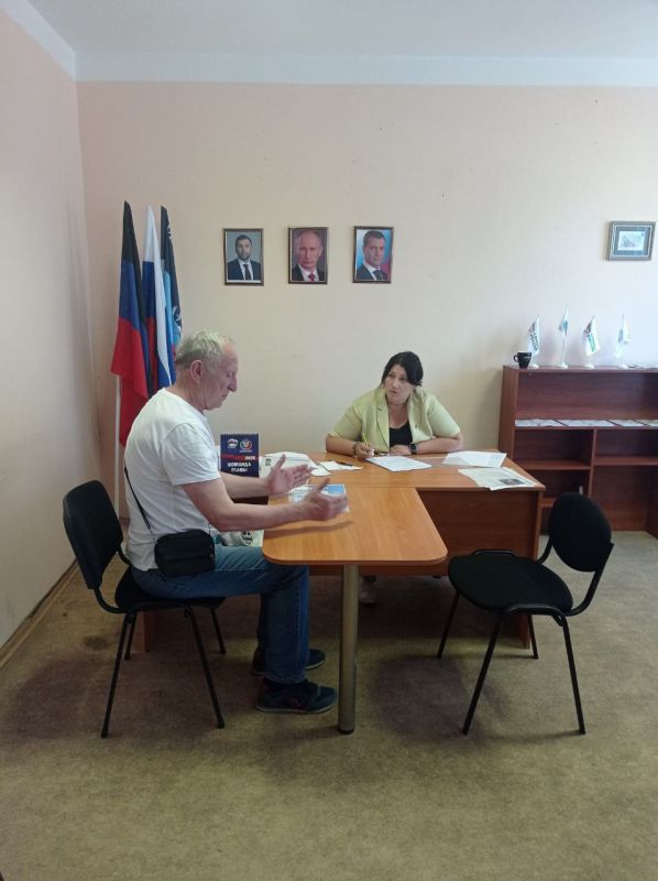 Сегодня, 12 августа, по поручению Главы ДНР Дениса Пушилина, в общественной приемной партии "Единая Россия" Ленинского района города Донецка прошел прием депутатов Сегодня, 12 августа, по поручению Главы ДНР Дениса Пушилина, в общественной приемной партии "Единая Россия" Ленинского района города Донецка прошел прием депутатов