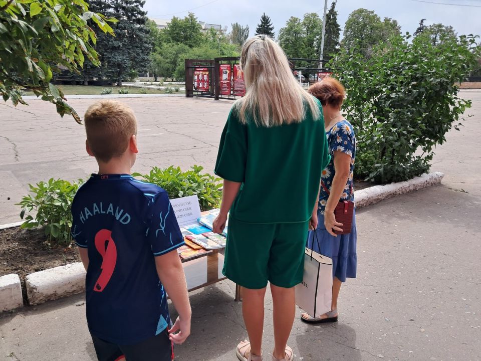 К Международному дню молодежи библиотекарь юношеского абонемента центральной городской библиотеки оформила книжную выставку «Помоги себе. Научи себя. Найди себя», на площадке перед библиотекой К Международному дню молодежи библиотекарь юношеского абонемента центральной городской библиотеки оформила книжную выставку «Помоги себе. Научи себя. Найди себя», на площадке перед библиотекой
