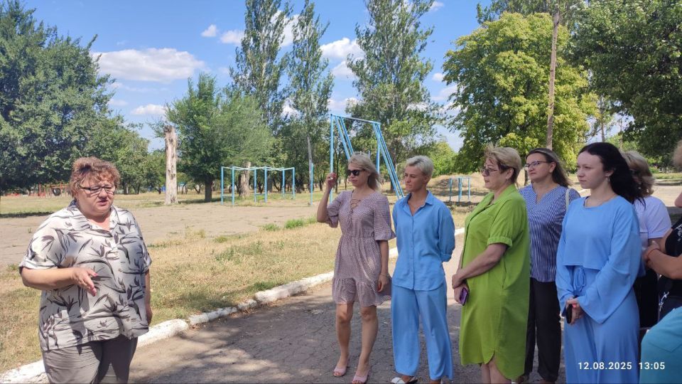 По поручению Главы ДНР Дениса Пушилина 12 августа заместитель главы администрации г.о. Донецк, Светлана Везденко, встретилась с сотрудниками образовательной школы № 42 и жителями микрорайона По поручению Главы ДНР Дениса Пушилина 12 августа заместитель главы администрации г.о. Донецк, Светлана Везденко, встретилась с сотрудниками образовательной школы № 42 и жителями микрорайона