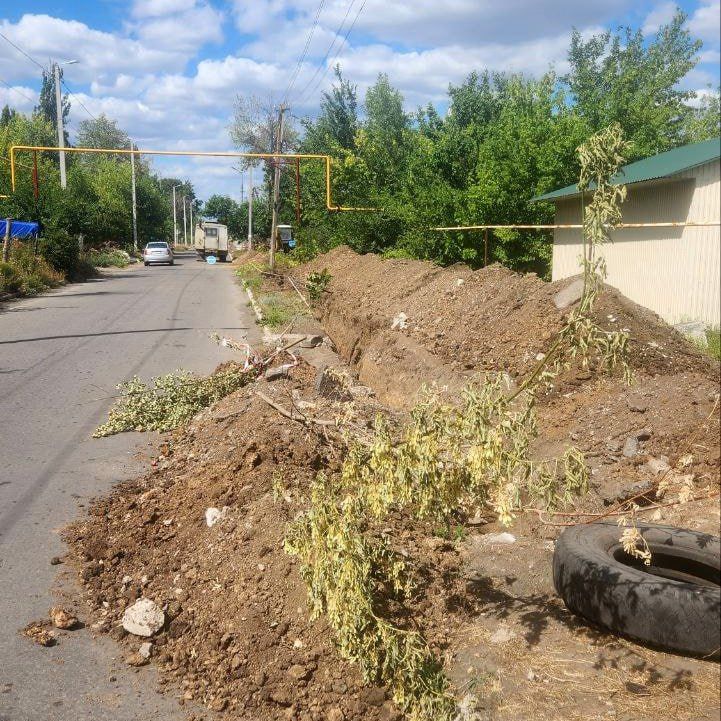 В Кировском меняют аварийные участки трубопроводов В Кировском меняют аварийные участки трубопроводов