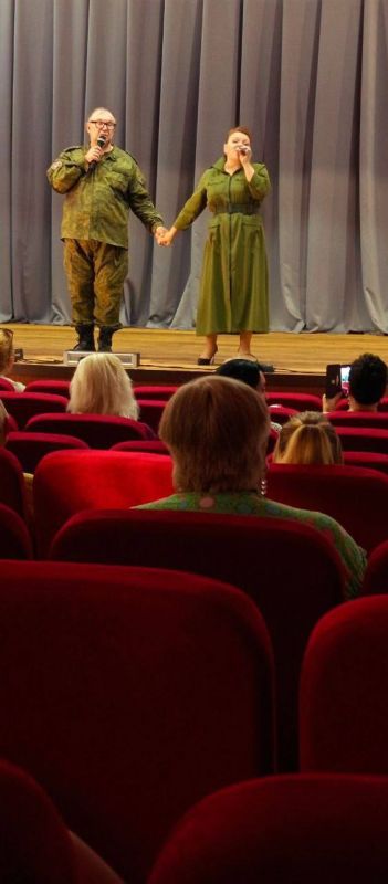 В рамках проекта «Культура малой Родины» талантливый семейный дуэт Суховых Петра и Марины посетил населённые пункты Мангушского муниципального округа: село Камышеватое и село Азовское В рамках проекта «Культура малой Родины» талантливый семейный дуэт Суховых Петра и Марины посетил населённые пункты Мангушского муниципального округа: село Камышеватое и село Азовское