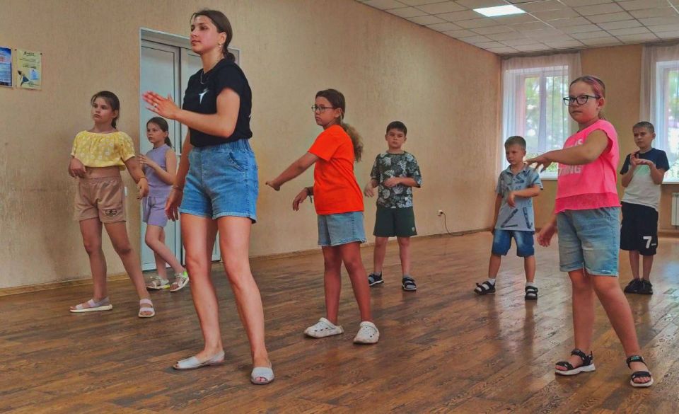 «Я в танцах». Участники продемонстрировали свои танцевальные навыки и зарядились позитивной энергией в дружеской атмосфере! Каждый смог проявить себя на танцполе, наслаждаясь музыкой и движением «Я в танцах». Участники продемонстрировали свои танцевальные навыки и зарядились позитивной энергией в дружеской атмосфере! Каждый смог проявить себя на танцполе, наслаждаясь музыкой и движением