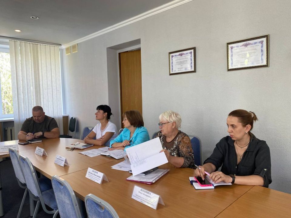 Виктория Жукова: Совместно с заместителем Председателя Правительства Нижегородской области Анатолием Молевым и депутатом Народного Совета ДНР Максимом Королюком провели оперативное совещание по подготовке к отопительному... Виктория Жукова: Совместно с заместителем Председателя Правительства Нижегородской области Анатолием Молевым и депутатом Народного Совета ДНР Максимом Королюком провели оперативное совещание по подготовке к отопительному...