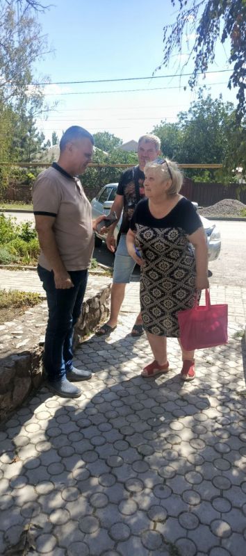 Сегодня депутат Тельмановского муниципального совета Сергей Мелащук провел встречу с жителями многокваритрных домов расположенных по улице Первомайская в пгт Сегодня депутат Тельмановского муниципального совета Сергей Мелащук провел встречу с жителями многокваритрных домов расположенных по улице Первомайская в пгт