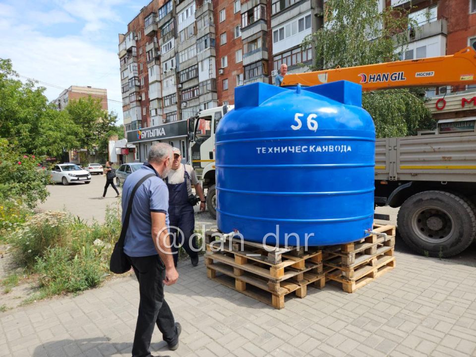 Резервуары с водой продолжают устанавливать в ДНР повсеместно Резервуары с водой продолжают устанавливать в ДНР повсеместно