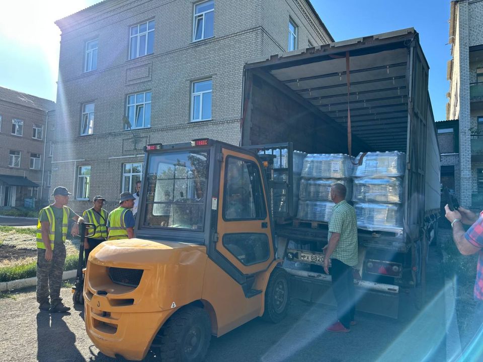 Денис Зубов: Помощь от шеф-региона. Сегодня, 13 августа, в городской округ Иловайск от шеф-региона Нижегородской области привезли бутилированную питьевую воду - 17 тыс Денис Зубов: Помощь от шеф-региона. Сегодня, 13 августа, в городской округ Иловайск от шеф-региона Нижегородской области привезли бутилированную питьевую воду - 17 тыс
