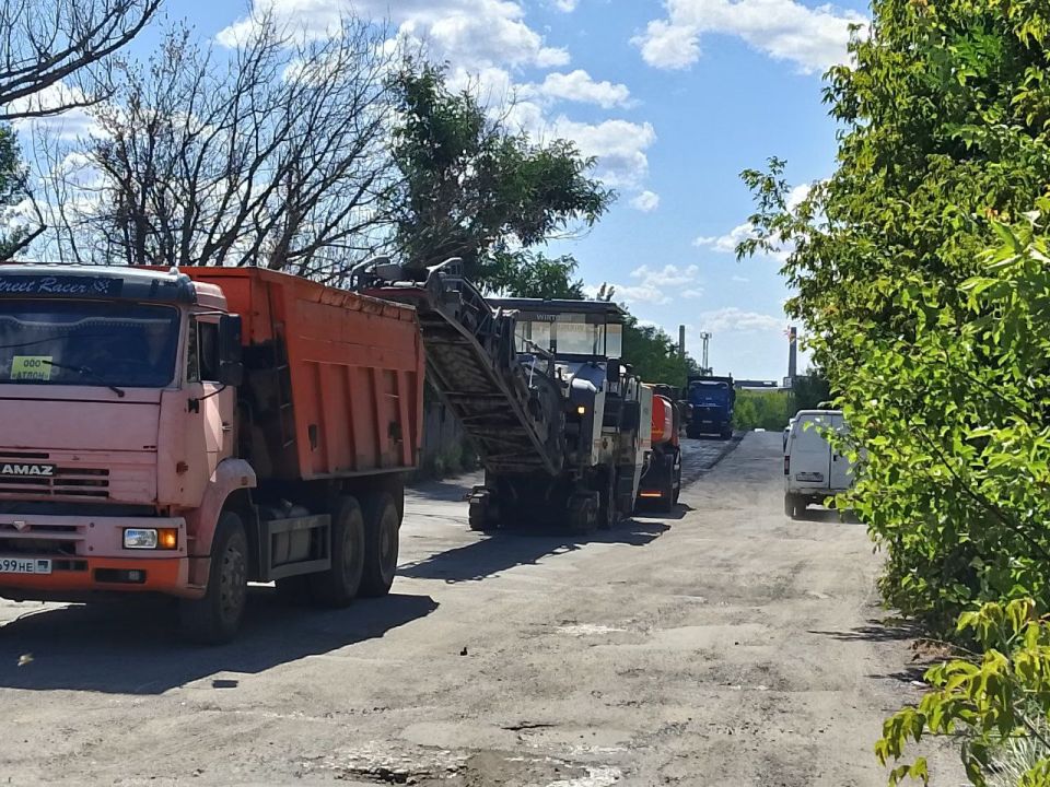 В Кировском внутригородском районе ведутся работы по ремонту дороги В Кировском внутригородском районе ведутся работы по ремонту дороги