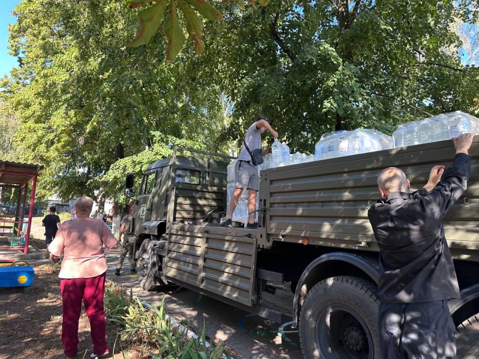 Денис Зубов: Помощь от шеф-региона. Сегодня, 13 августа, в городской округ Иловайск от шеф-региона Нижегородской области привезли бутилированную питьевую воду - 17 тыс Денис Зубов: Помощь от шеф-региона. Сегодня, 13 августа, в городской округ Иловайск от шеф-региона Нижегородской области привезли бутилированную питьевую воду - 17 тыс