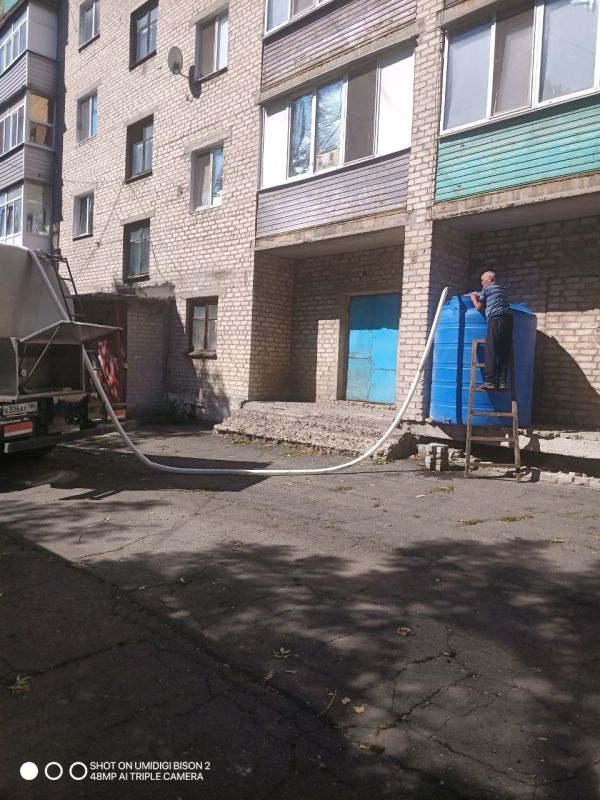 Сергей Желновач: В связи со сложной ситуацией водоснабжения на территории города Дебальцево, администрацией городского округа были установлены емкости в микрорайонах города Сергей Желновач: В связи со сложной ситуацией водоснабжения на территории города Дебальцево, администрацией городского округа были установлены емкости в микрорайонах города