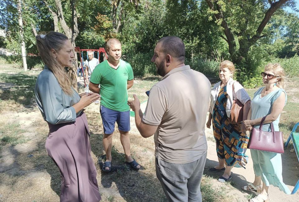 По поручению Главы ДНР Дениса Пушилина 13.08.2025 по адресу: г.Донецк, ул. Пухова,39 состоялась встреча с жителями района, на которой присутствовали заместитель руководителя Управы Ленинского внутригородского района... По поручению Главы ДНР Дениса Пушилина 13.08.2025 по адресу: г.Донецк, ул. Пухова,39 состоялась встреча с жителями района, на которой присутствовали заместитель руководителя Управы Ленинского внутригородского района...