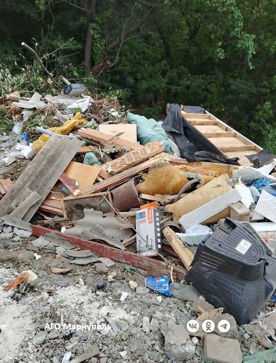 В двух районах Мариуполя коммунальщики ликвидировали очередные стихийные свалки В двух районах Мариуполя коммунальщики ликвидировали очередные стихийные свалки