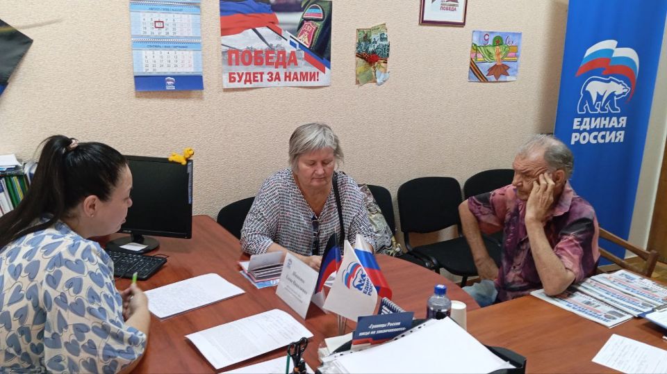 Василий Ткачук: Сегодня, 13 августа, депутат Народного Совета Донецкой Народной Республики Елена Шишкина провела прием граждан в рамках работы общественной приёмной Всероссийской политической партии «Единая Россия» в... Василий Ткачук: Сегодня, 13 августа, депутат Народного Совета Донецкой Народной Республики Елена Шишкина провела прием граждан в рамках работы общественной приёмной Всероссийской политической партии «Единая Россия» в...