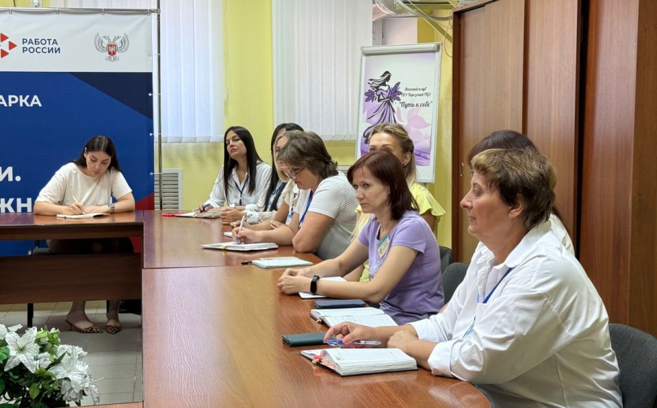Ирина Кутенко: Встреча с трудовым коллективом Торезского городского центра занятости Ирина Кутенко: Встреча с трудовым коллективом Торезского городского центра занятости