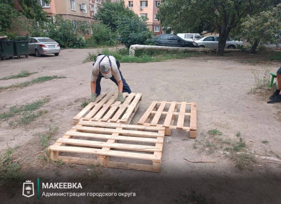 В Макеевке продолжаются работы по установке ёмкостей для разбора воды В Макеевке продолжаются работы по установке ёмкостей для разбора воды