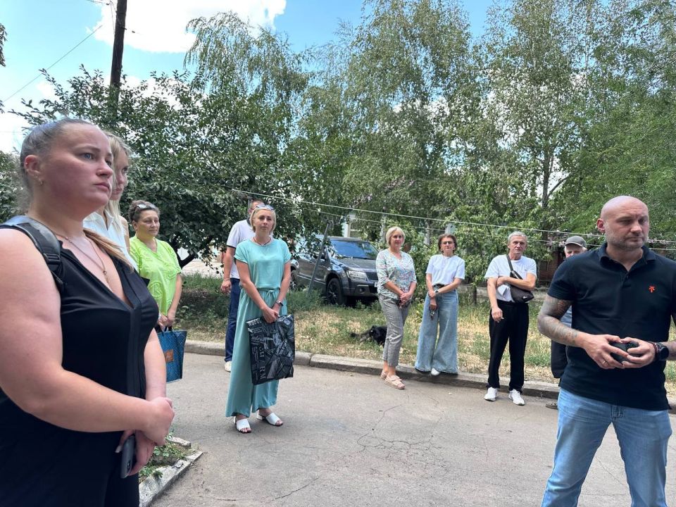 Депутат Иловайского городского совета Зайцев С.Ю. и первый заместитель главы администрации Свердлов М.Н. провели выездную встречу с жителями дома Первомайская, 105 Депутат Иловайского городского совета Зайцев С.Ю. и первый заместитель главы администрации Свердлов М.Н. провели выездную встречу с жителями дома Первомайская, 105