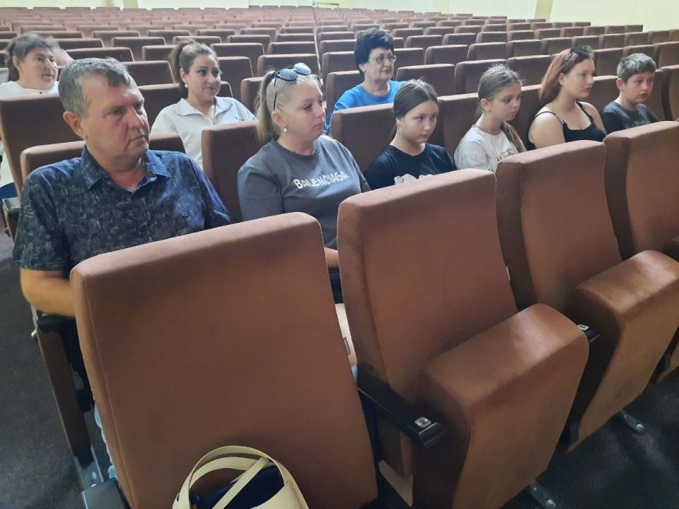 В с. Урзуф по поручению Главы ДНР 12 августа первый заместитель Министра спорта и туризма Донецкой Народной Республики Ширшов Евгений Александрович встретился с местными жителями и спортсменами В с. Урзуф по поручению Главы ДНР 12 августа первый заместитель Министра спорта и туризма Донецкой Народной Республики Ширшов Евгений Александрович встретился с местными жителями и спортсменами