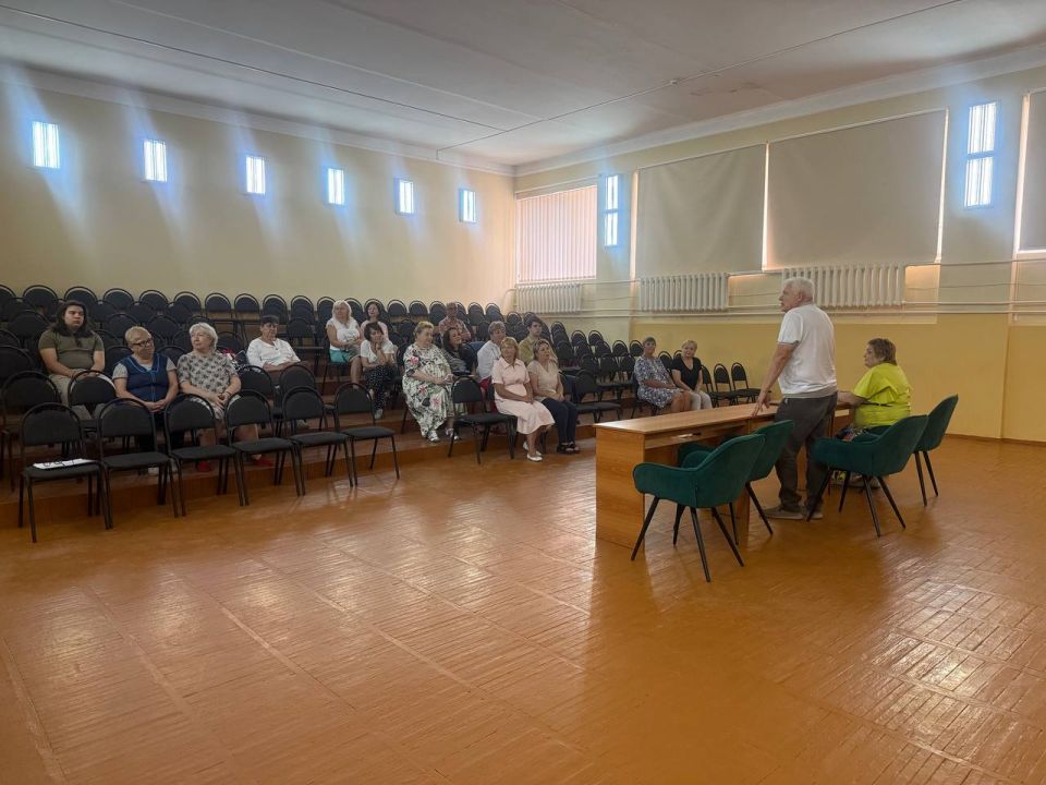 13 августа руководитель Управы Центрально-Городского района Владимир Меша совместно с депутатом Народного Совета Натальей Бурцевой провели встречу с населением в ГБОУ «Лицей № 2 «Престиж» с углубленным изучением отдельных... 13 августа руководитель Управы Центрально-Городского района Владимир Меша совместно с депутатом Народного Совета Натальей Бурцевой провели встречу с населением в ГБОУ «Лицей № 2 «Престиж» с углубленным изучением отдельных...