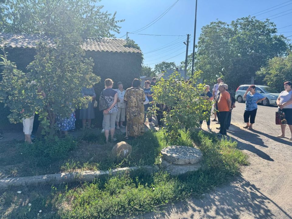 По поручению Главы ДНР Дениса Пушилина 13.08.2025 по адресу: г. Донецк, ул. Книжная,40 состоялась встреча с жителями, на которой присутствовала управляющий делами Управы Ленинского внутригородского района Ольга Зайцева По поручению Главы ДНР Дениса Пушилина 13.08.2025 по адресу: г. Донецк, ул. Книжная,40 состоялась встреча с жителями, на которой присутствовала управляющий делами Управы Ленинского внутригородского района Ольга Зайцева