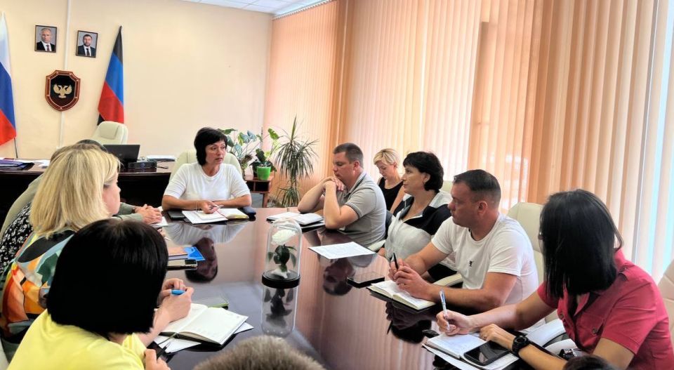 Глава Тельмановского округа Наталья Великодная провела рабочую встречу с секретарями первичных отделений Партии "Единая Россия" Глава Тельмановского округа Наталья Великодная провела рабочую встречу с секретарями первичных отделений Партии "Единая Россия"
