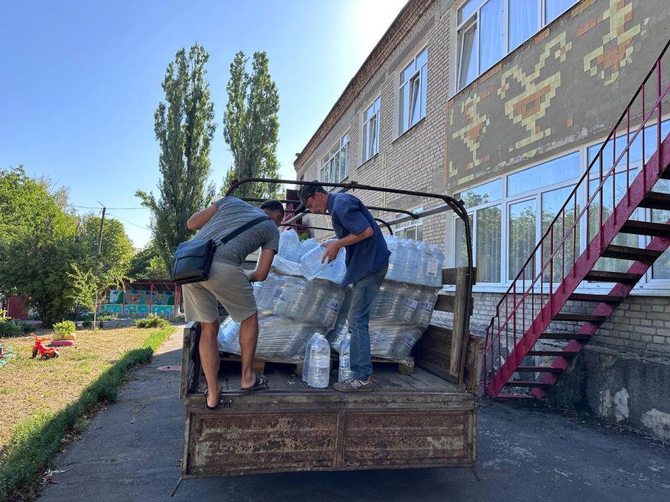 Денис Зубов: Помощь от шеф-региона. Сегодня, 13 августа, в городской округ Иловайск от шеф-региона Нижегородской области привезли бутилированную питьевую воду - 17 тыс Денис Зубов: Помощь от шеф-региона. Сегодня, 13 августа, в городской округ Иловайск от шеф-региона Нижегородской области привезли бутилированную питьевую воду - 17 тыс