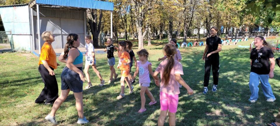 «ДВИЖЕНИЕ — ЭТО ЖИЗНЬ». Физкультминутка на свежем воздухе ко Дню физкультурника в России «ДВИЖЕНИЕ — ЭТО ЖИЗНЬ». Физкультминутка на свежем воздухе ко Дню физкультурника в России